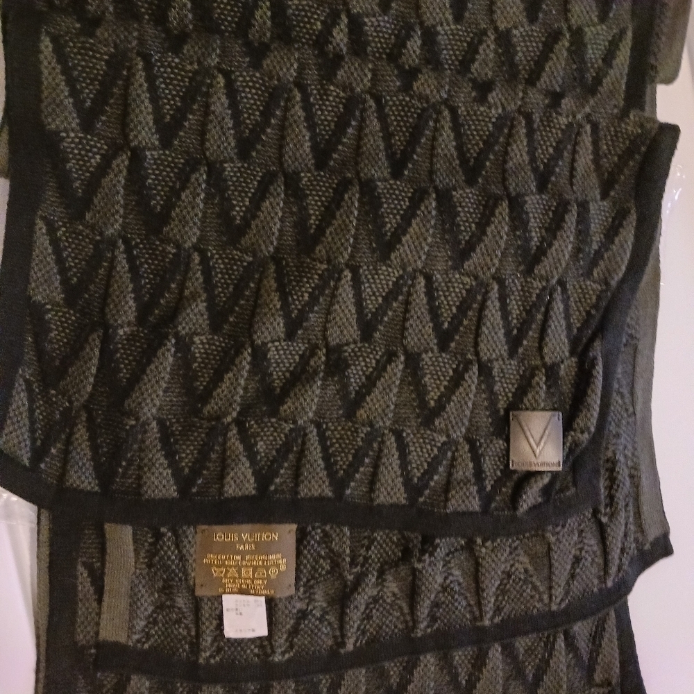 Louis vuitton  100% Cashmere scarf.